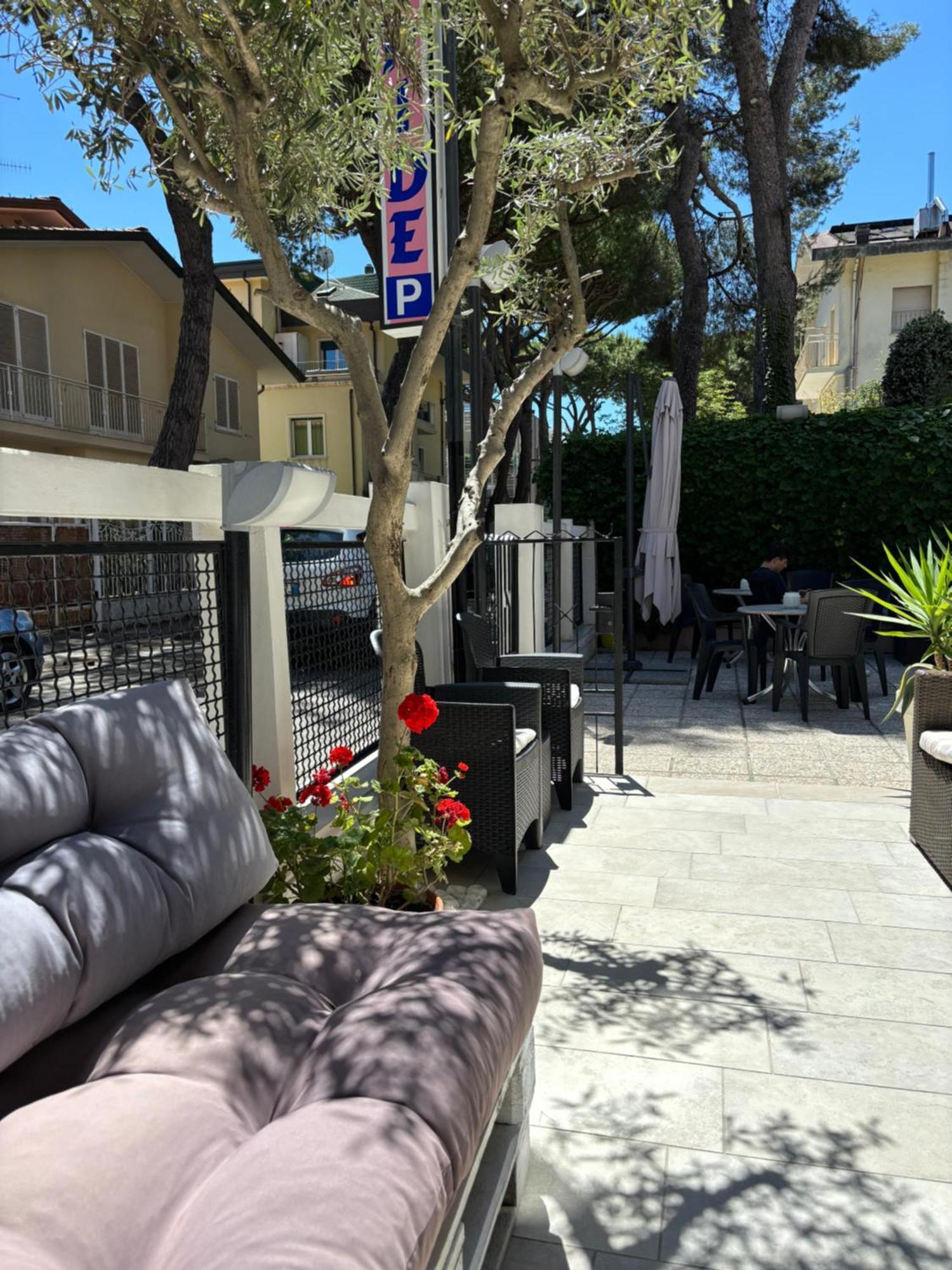 Hotel Iride Suite, Breakfast&Brunch - ideale per famiglie e coppie Riccione Exterior foto