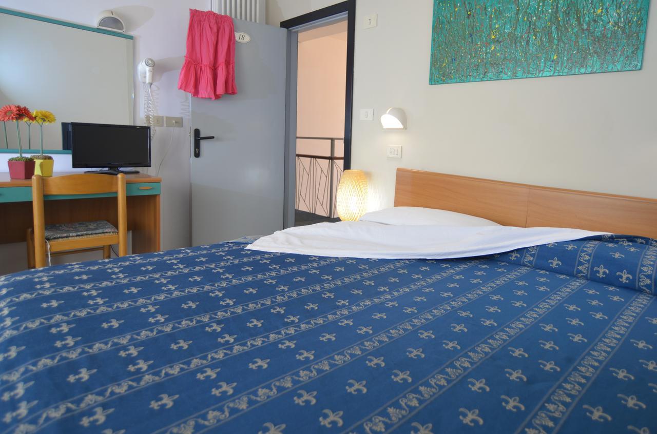 Hotel Iride Suite, Breakfast&Brunch - ideale per famiglie e coppie Riccione Exterior foto